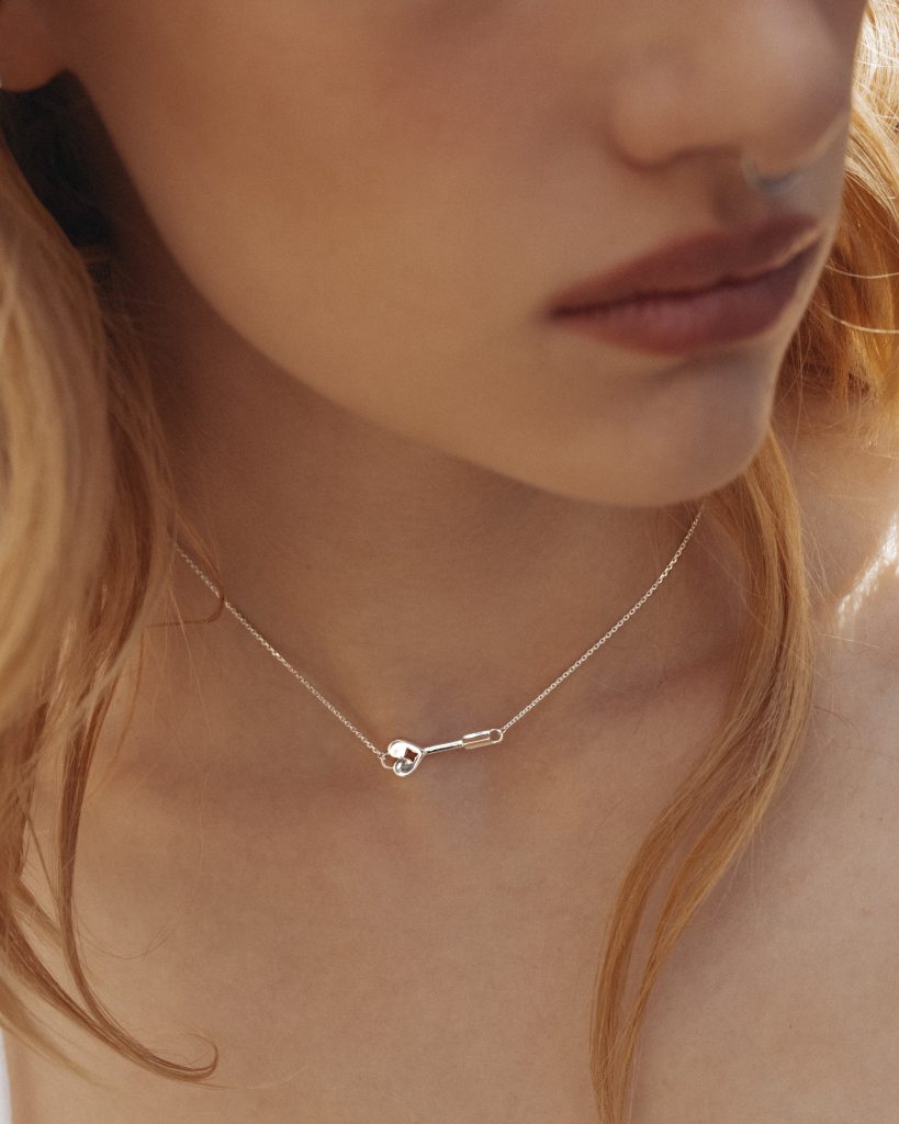 Mały wisiorek w kształcie klucza jelenia