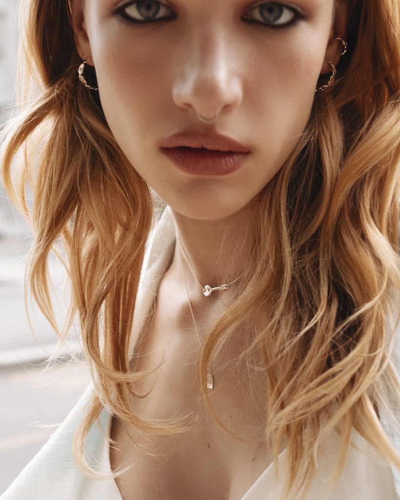 Mały wisiorek w kształcie klucza jelenia